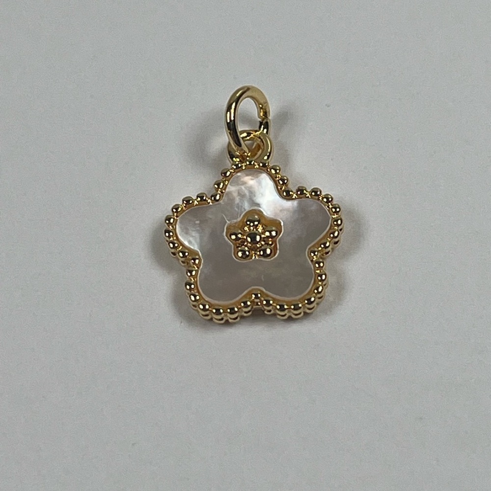 18 K Plated Mother of Pearl Floral Clover Pendant - Picture 2 of 7